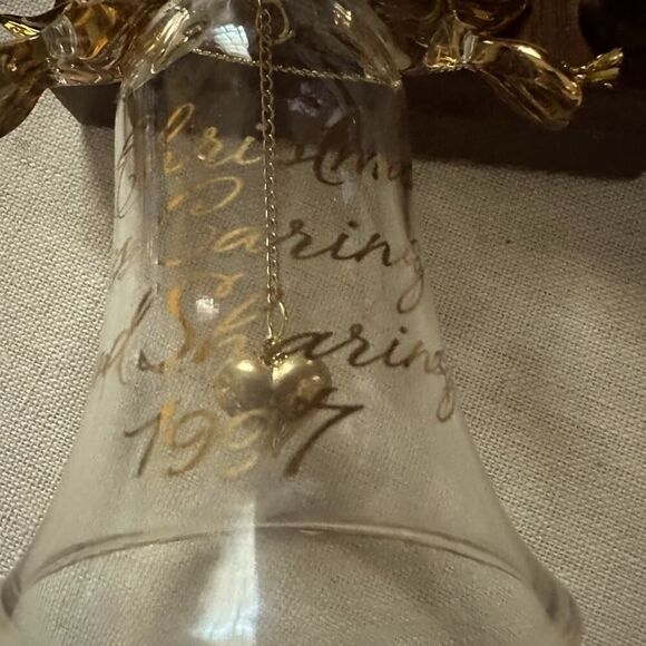Vintage 1998 crystal bell with gold doves, and gold writing and heart clapper. - Picture 6 of 7